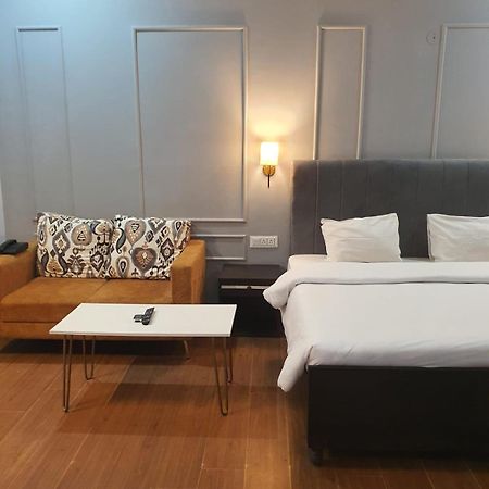 Mallenzo Suites Dlf Phase 1 Gurgáon Exteriér fotografie