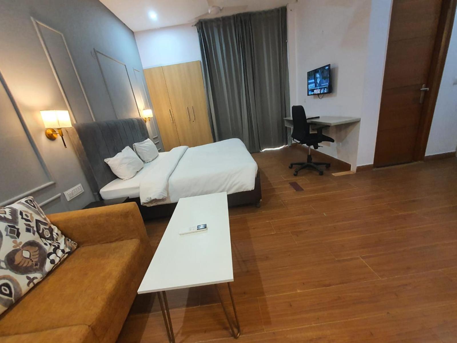 Mallenzo Suites Dlf Phase 1 Gurgáon Exteriér fotografie