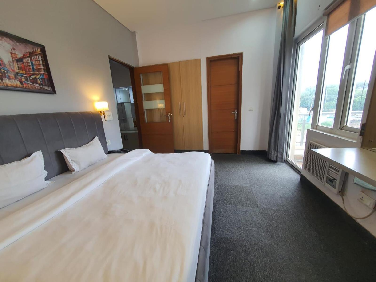 Mallenzo Suites Dlf Phase 1 Gurgáon Exteriér fotografie