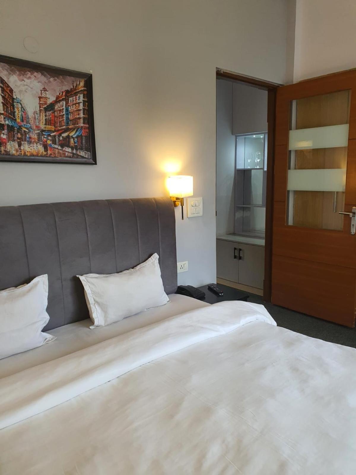 Mallenzo Suites Dlf Phase 1 Gurgáon Exteriér fotografie